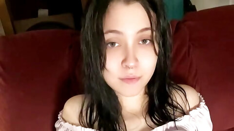 I'm new here, do you think I'm hot? ?